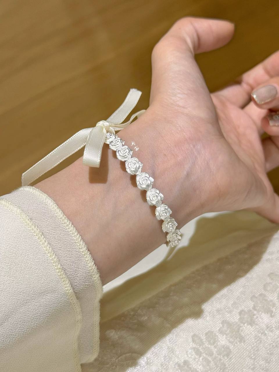 “Rose Fragrance” Women’s Pure Silver 999.9 Hand-Carved Rose Bangle – New Chinese Style Gift Jewelry